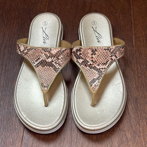 Lia gold Snakeskin Flip Flops Size 9 - Picture 1 of 5
